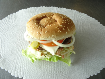 Hamburger - Rindfleisch/Schmelzkäse/Coleslaw-Salat Ø ca. 12 cm.