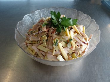 Wurst-Käse-Salat in Glasschale (12 Personen)