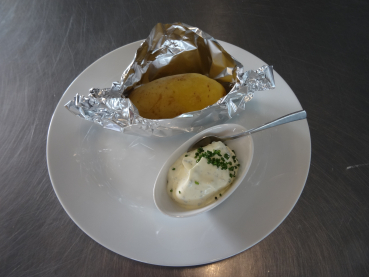 Kartoffel in Folie - mit Crème-fraîche-Kräutersauce