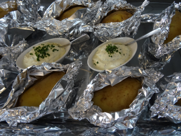 Kartoffel in Folie - mit Crème-fraîche-Kräutersauce