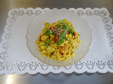 Poulet-Curry-Salat in Glasschale (12 Personen)