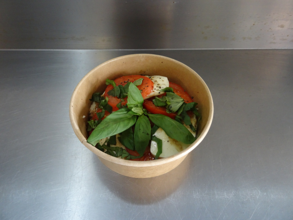 Tomaten-Mozzarella-Salat, inkl. Sauce in Box klein