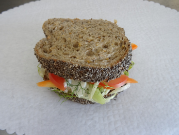 Chia-Maya-Brot (Vegan) gefüllt mit: Rüebli-, Fenchelstreifen, Eisbergsalat, Tomaten an einer Kräuter-Meerrettichsauce. - ca. 10cm.