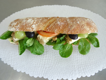 Panini gefüllt mit: Nuss-Schmelzkäse, Trauben, Tomaten, Nüssli-Salat und Schnittlauch. ca. 20 cm.