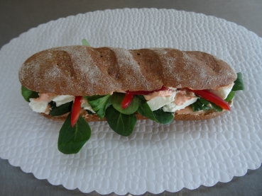 Ruch-Piccolo gefüllt mit: Feta-Käse, Peperoni-Streifen, Nüssli-Salat an Peperoni-Sauce. ca. 18 cm.