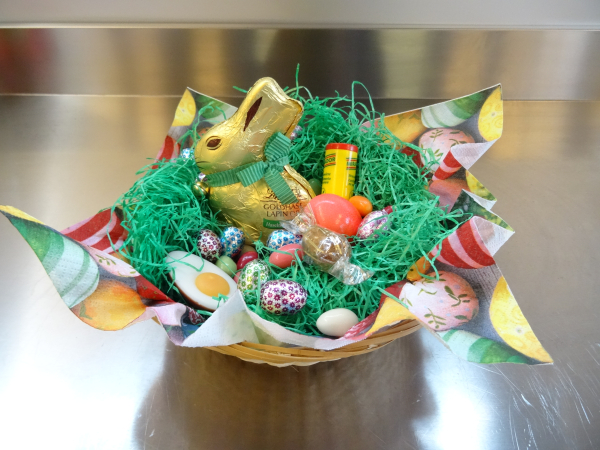 Osternest, komplett Ø 15 cm. - mit Goldhase Schoggi-Haselnuss (11 cm.)