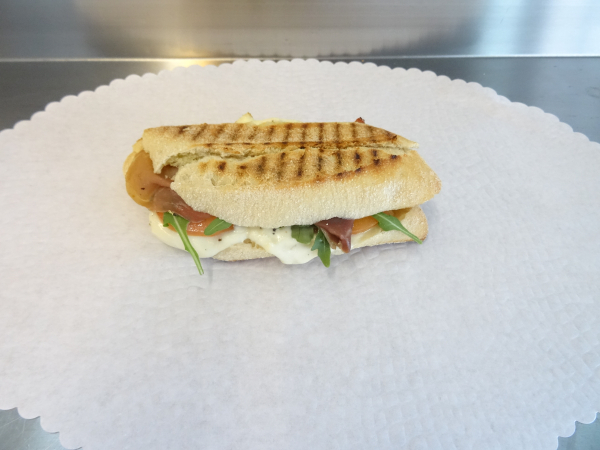 Hot-Panini - Mozzarella-Käse/Parmaschinken ca. 15 cm.