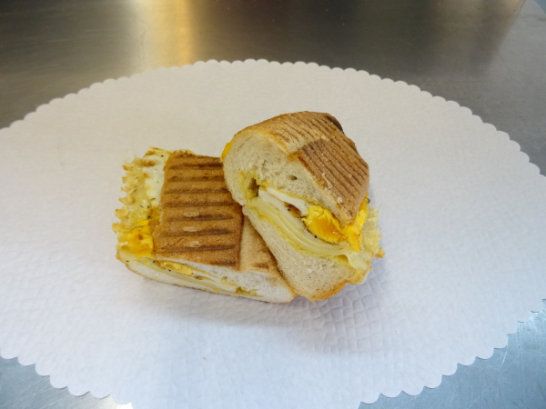 Parisette 1/3 grilliert - Greyerzer-Käse, Senf und Spiegelei. ca. 17 cm.