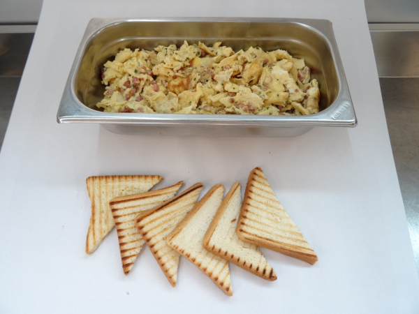 Rührei (Fleisch) mit Speck, inkl. Toastscheiben für 6 Personen.