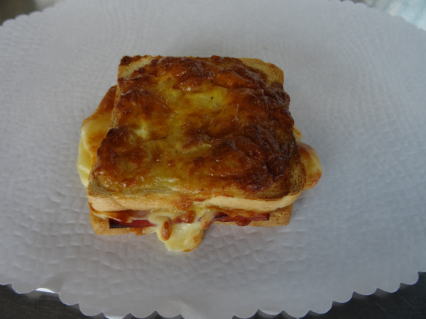 Croque-Monsieur - Schinken/Käse/Ei 9 x 9 cm.