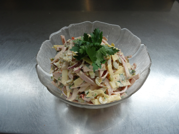 Wurst-Käse-Salat in Glasschale (6 Personen)