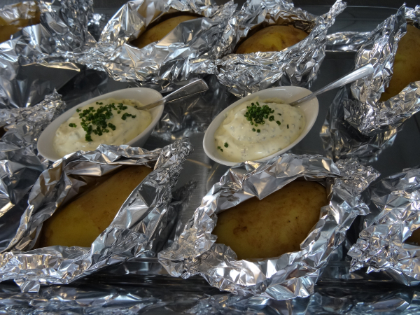 Kartoffel in Folie - mit Crème-fraîche-Kräutersauce