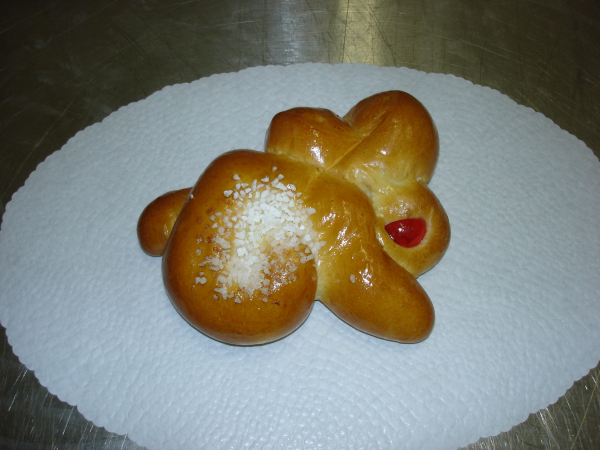 Süssteig-Hase mit Hagelzucker