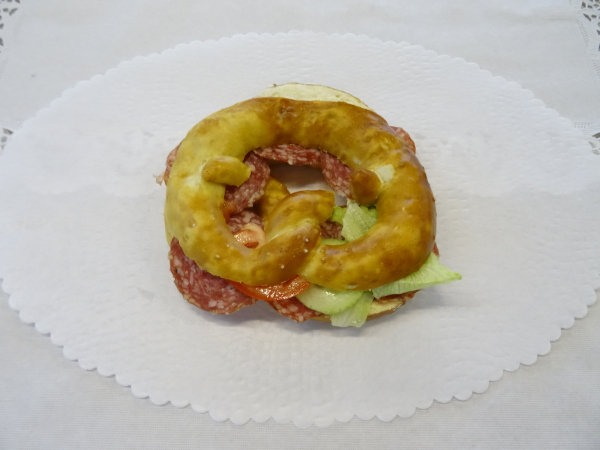 Bier-Bretzel mittel Salami